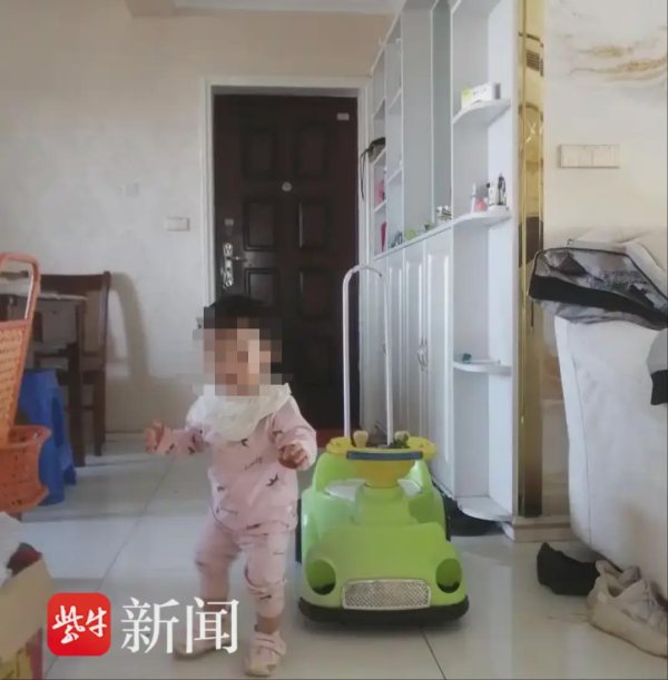 贝贝查 3岁娃从16楼电梯走道坠亡！母亲扔垃圾仅离开10分钟，家属质疑窗台低、无限位器、灭火器乱摆，物业只愿赔1万