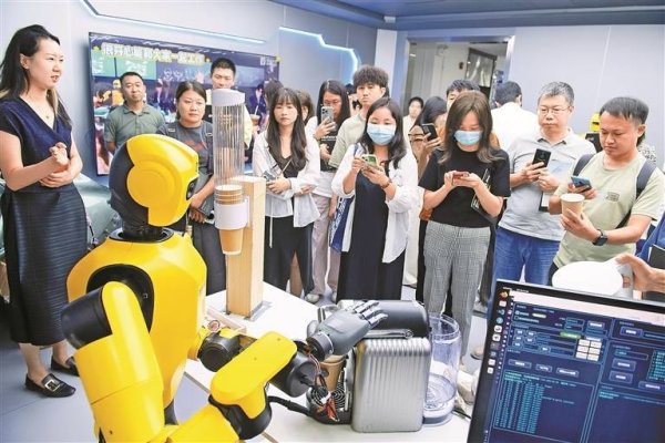 财新网 机器人能泡茶冲咖啡、甚至还能弹扬琴…… 南山要建机器人商圈